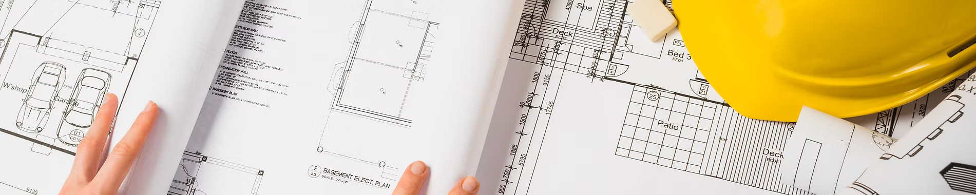 Planta de obra com capacete de segurança